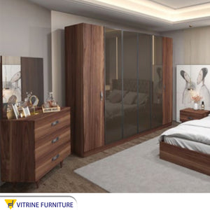 Dark brown bedroom with capotonian back