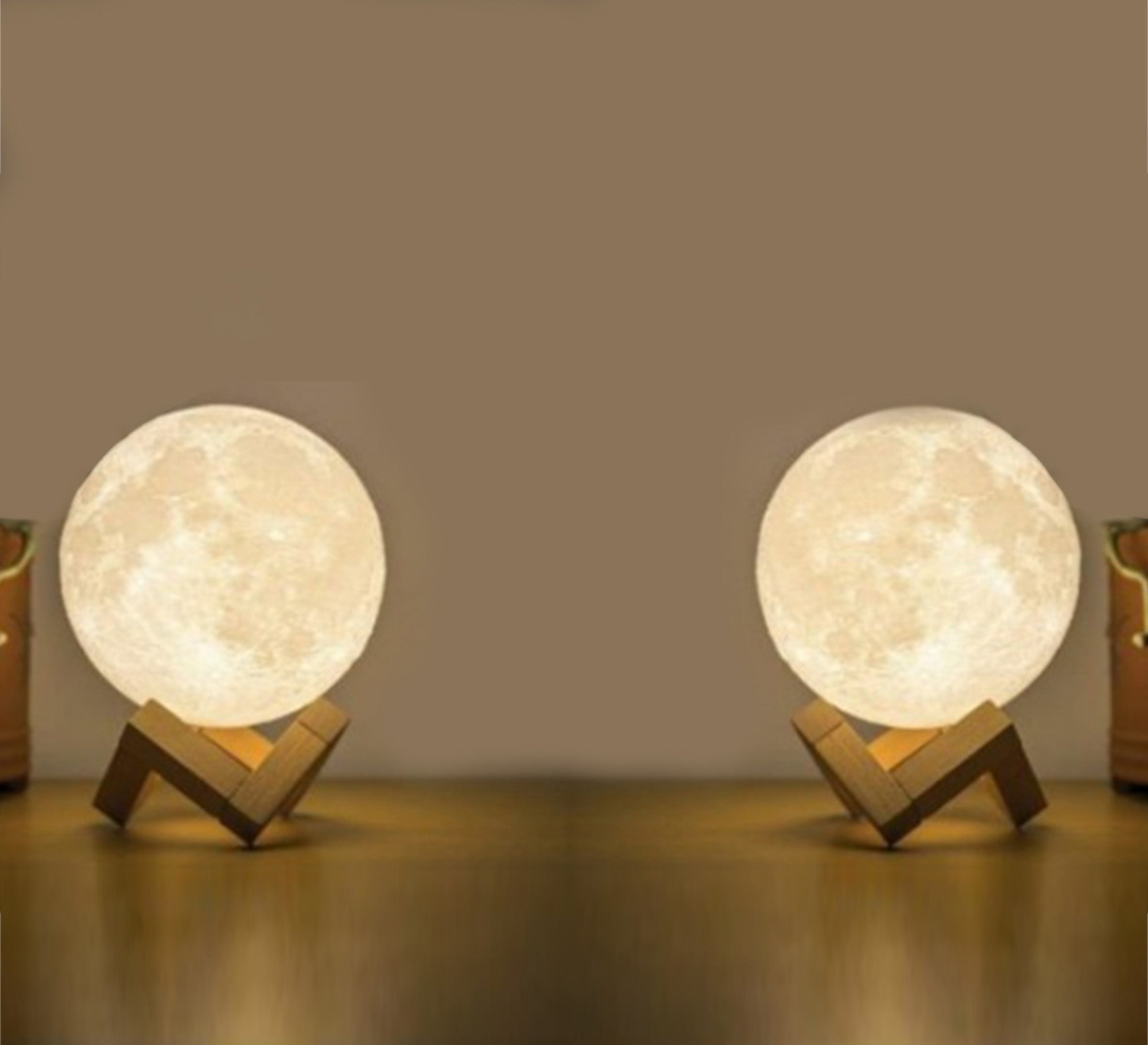 2 spherical lamps with wooden base