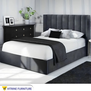 Single bed upholstered in vertical parallel lines