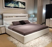 سرير أبيض بخطوط غائرة عرضية بظهر ذو اطار فضي