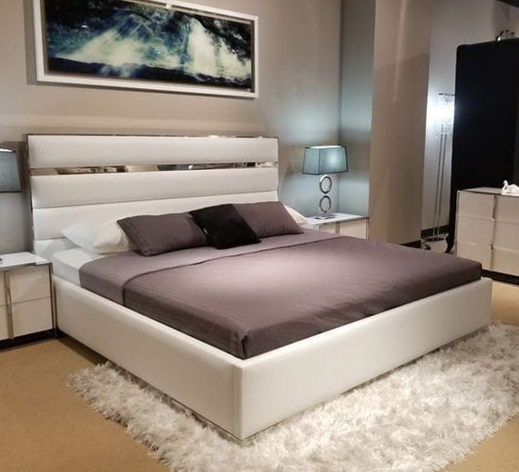 سرير أبيض بخطوط غائرة عرضية بظهر ذو اطار فضي