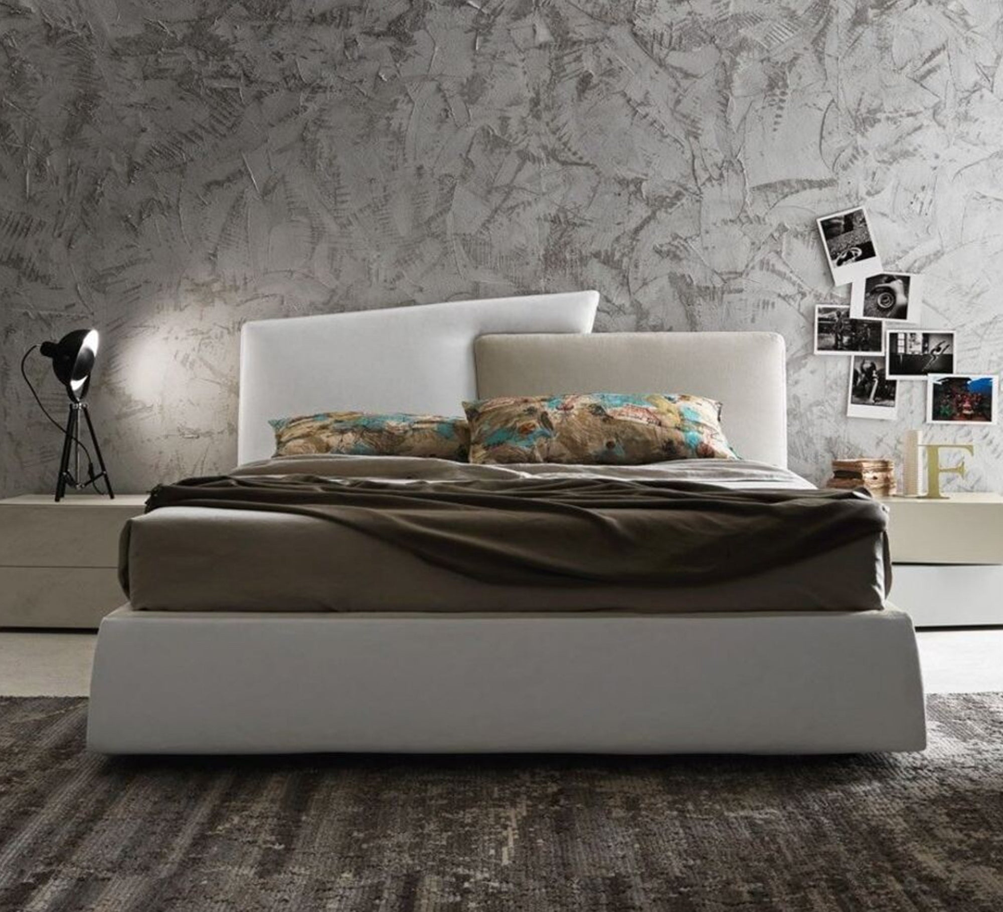 سرير باللون الأبيض والبيج