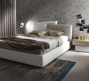 سرير باللون الأبيض والبيج