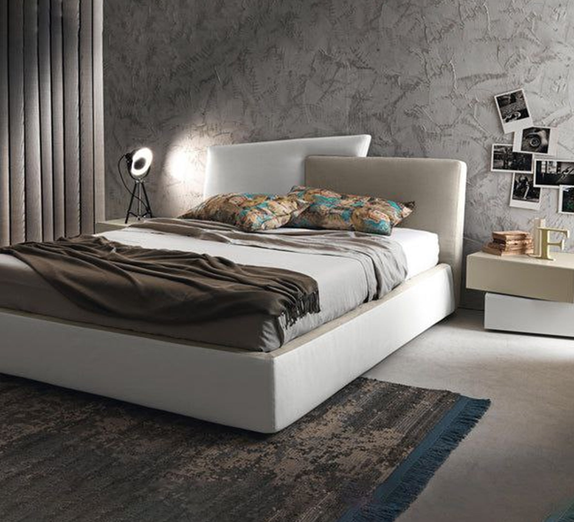 سرير باللون الأبيض والبيج