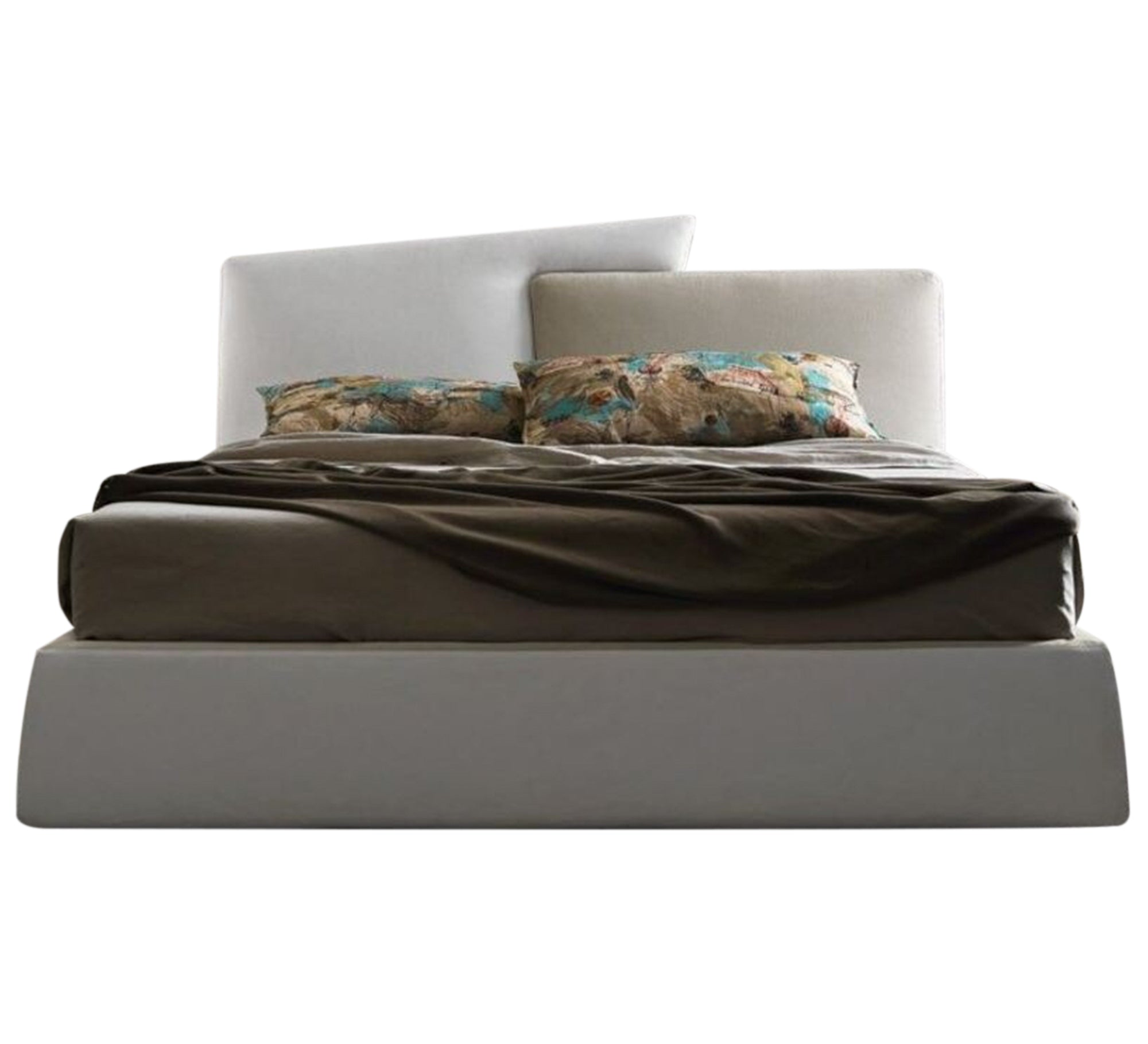 سرير باللون الأبيض والبيج