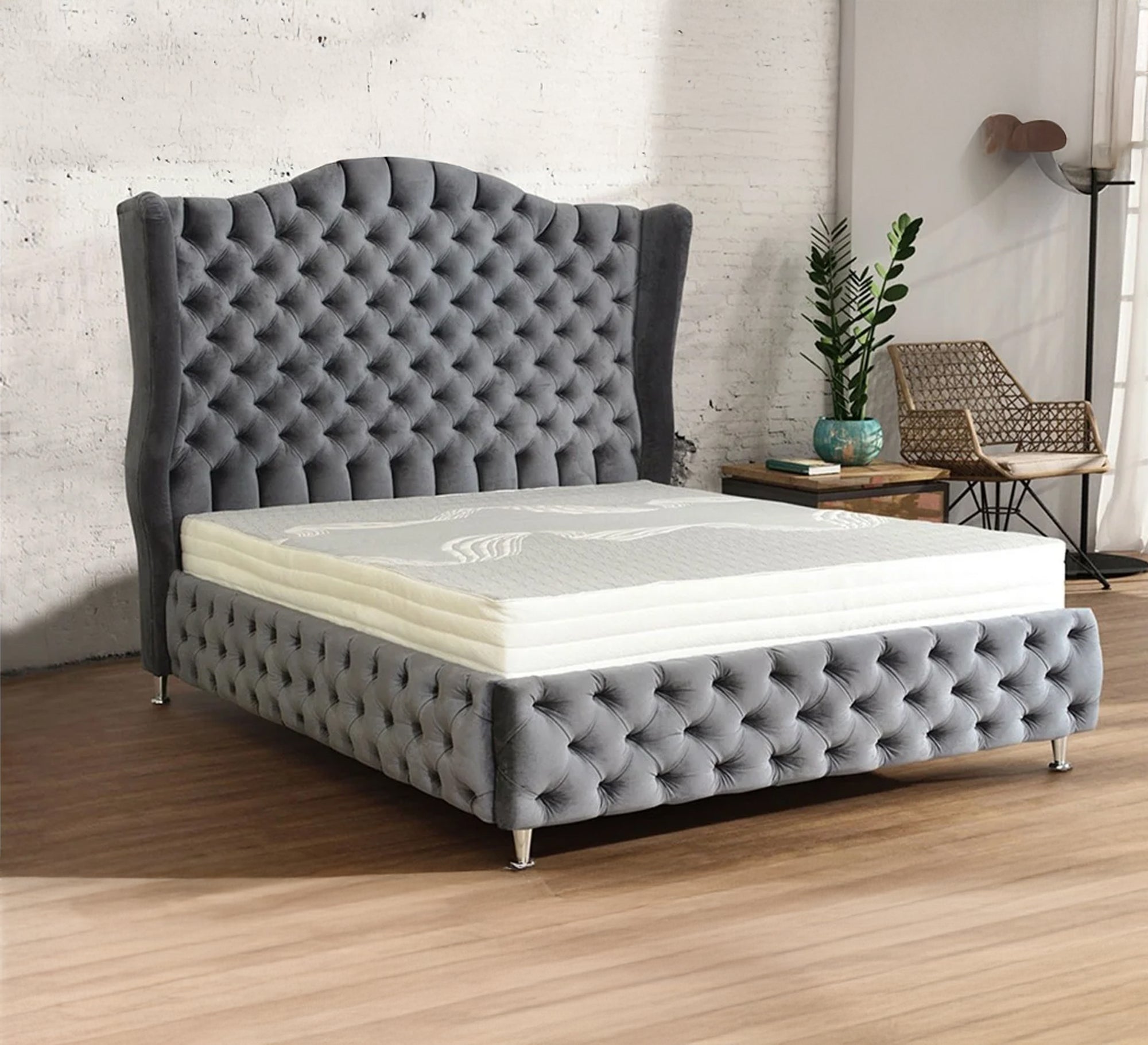 سرير بفخامة مخملية وبتصميم ملكي