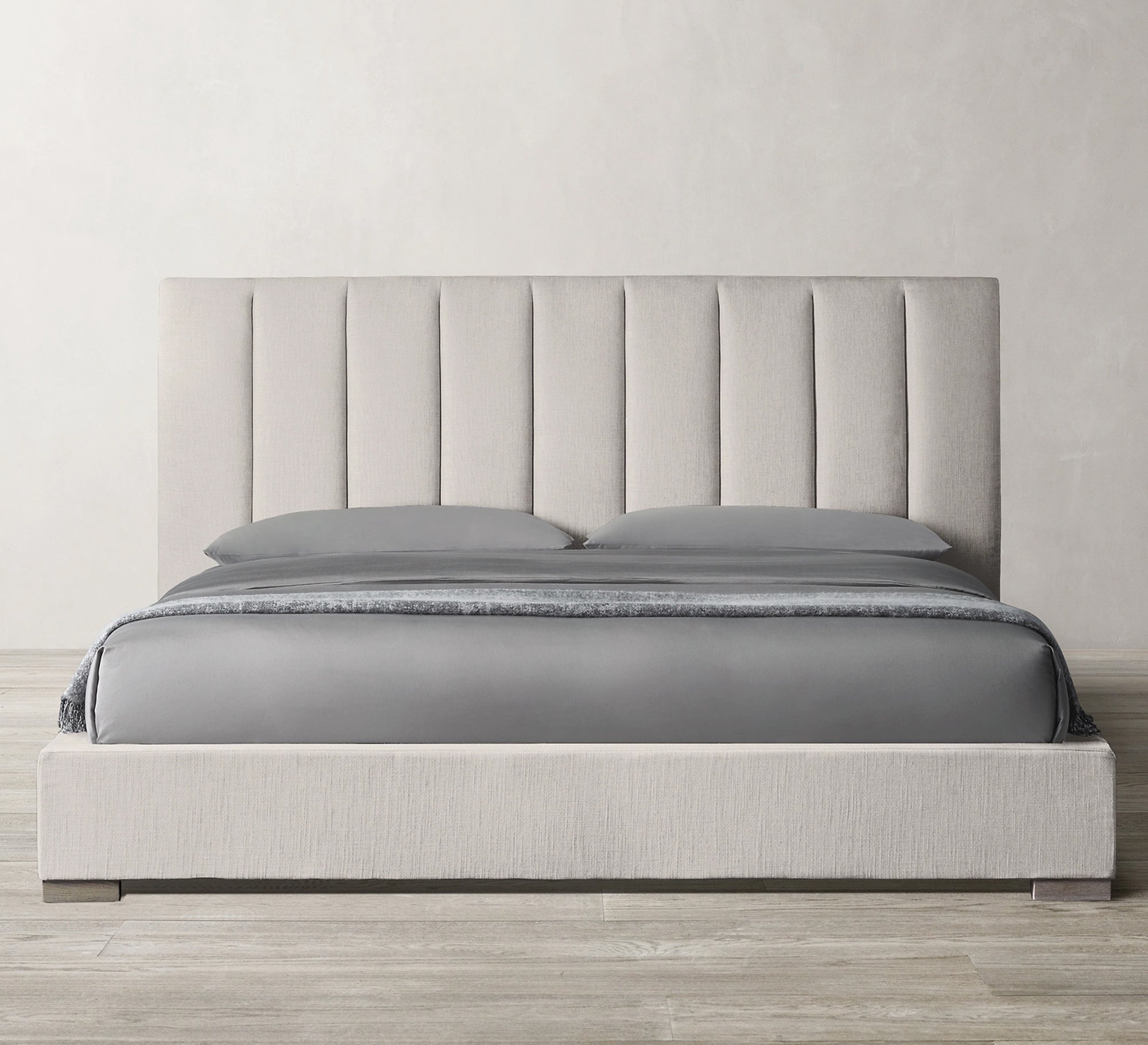 سرير أبيض ملكي بتصميم فندقي أنيق