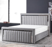 سرير أنيق مبطن بتفاصيل مرايا رمادي فاخر