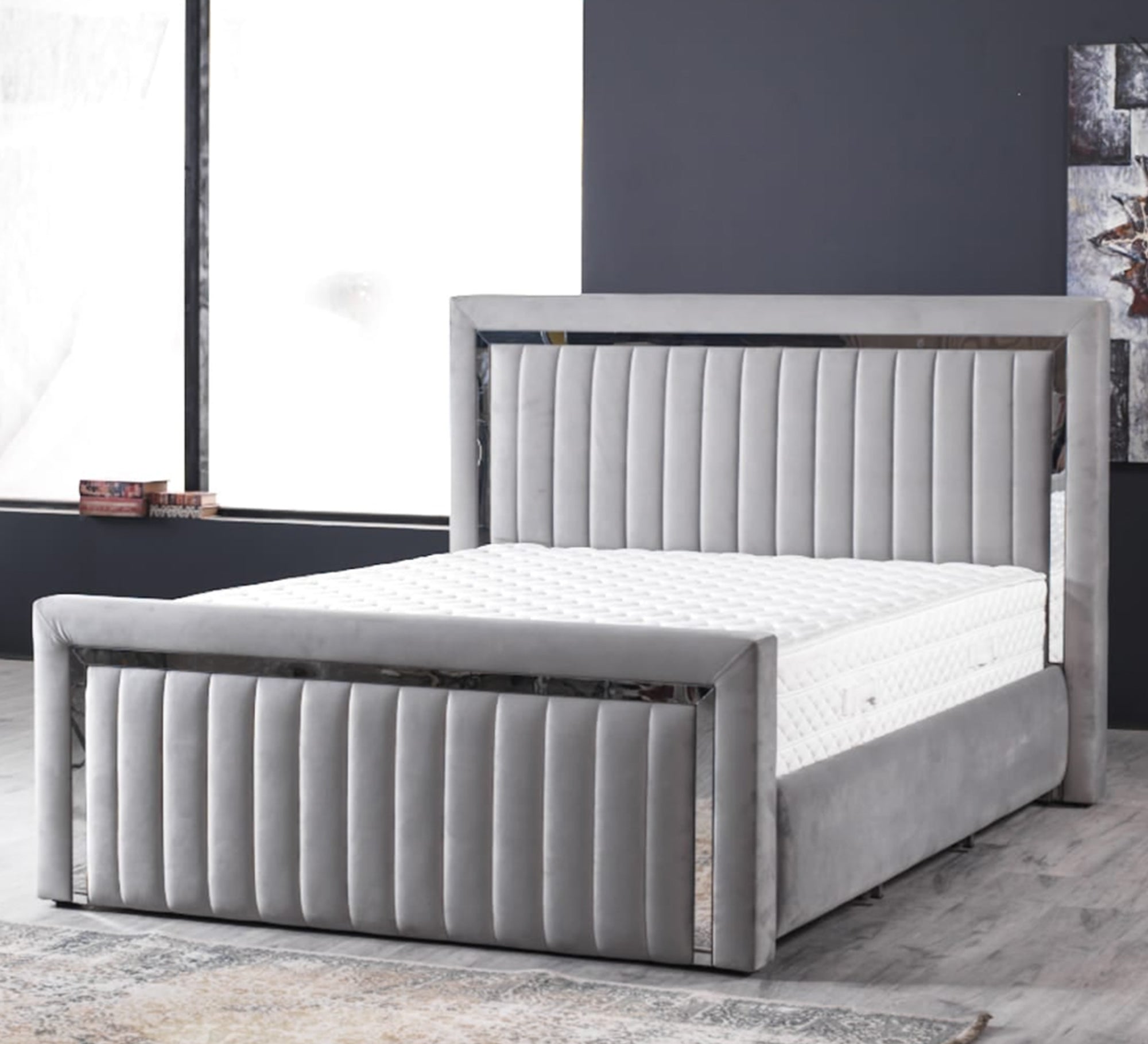 سرير أنيق مبطن بتفاصيل مرايا رمادي فاخر