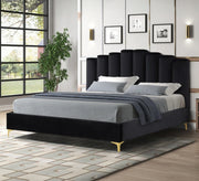 سرير مخملي فاخر بقاعدة ذهبية