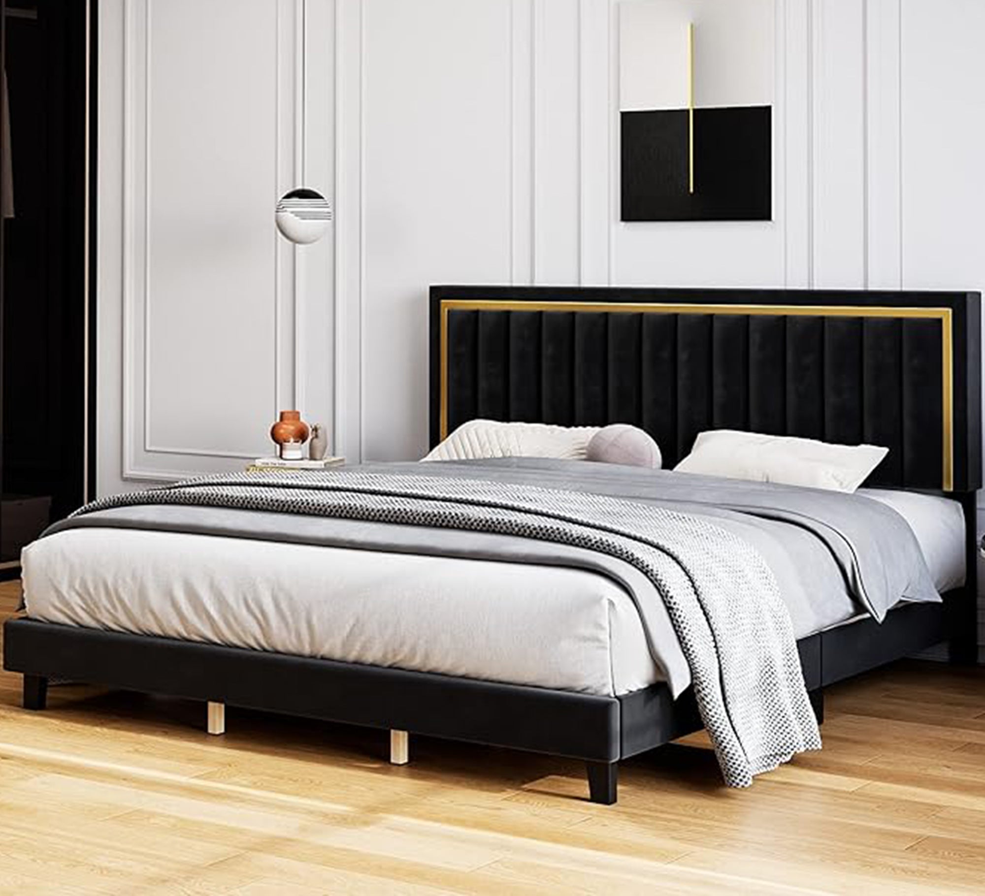 سرير أسود بفخامة ذهبية وأناقة معاصرة