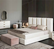 سرير أبيض أنيق بتصميم عمودي مريح