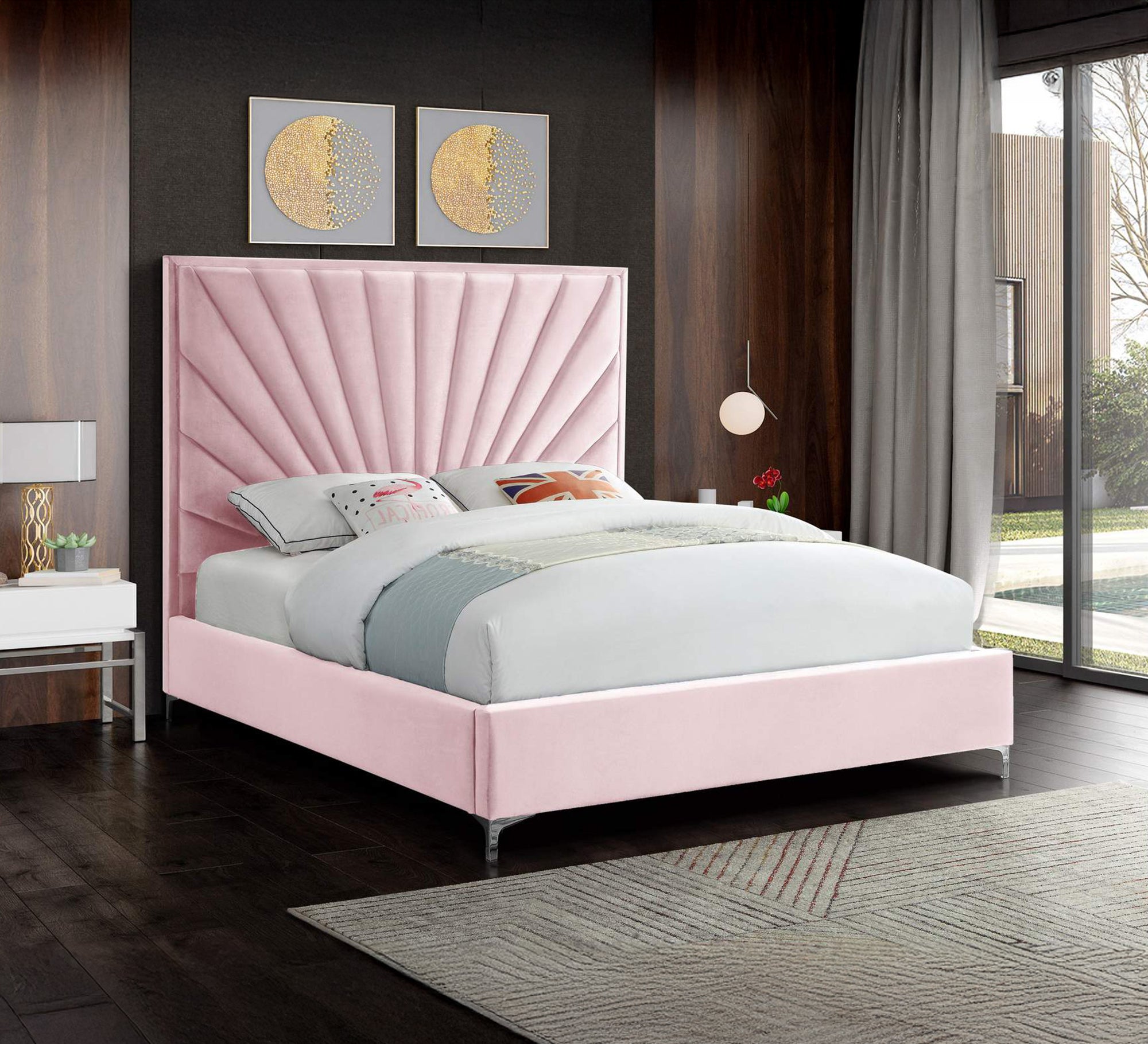 سرير وردي مخملي بتصميم مروحي أنيق