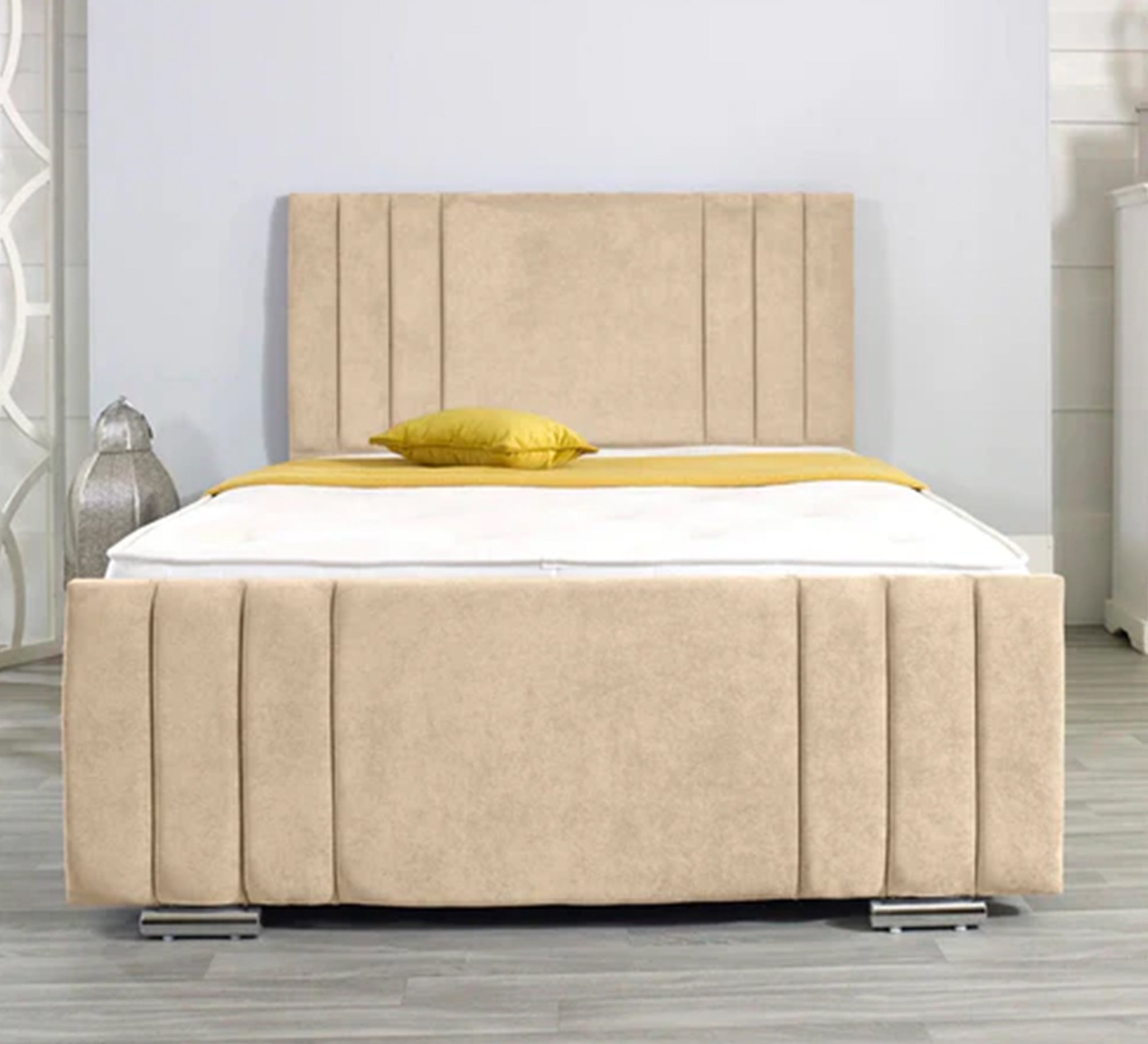 سرير بيج بتصميم عصري وخطوط عمودية