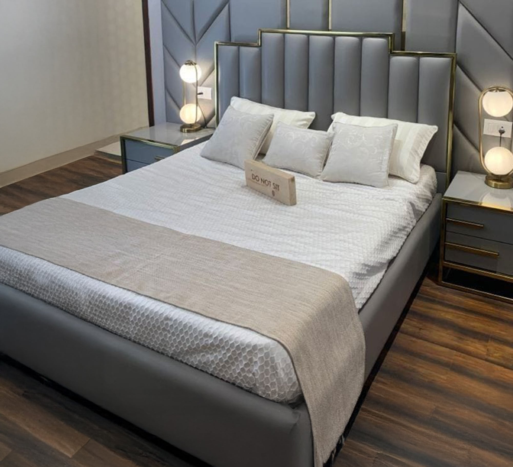 سرير رمادي بتصميم فندقي بخطوط ذهبية