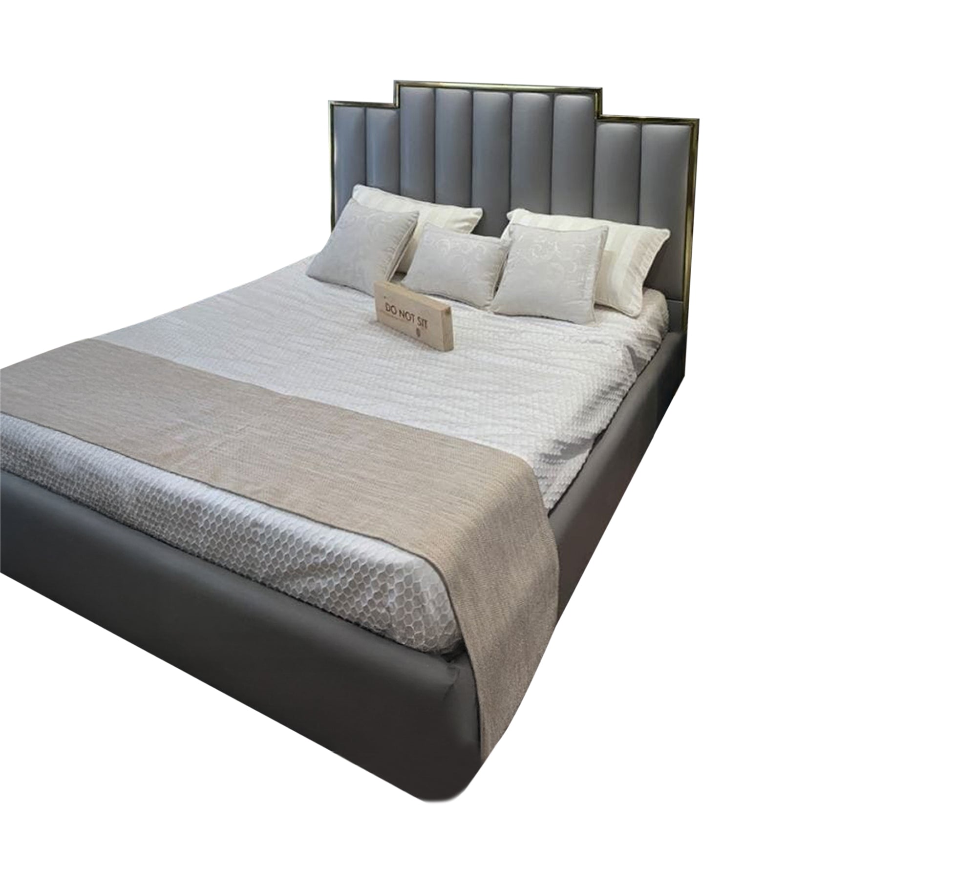 سرير رمادي بتصميم فندقي بخطوط ذهبية