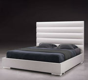 سرير أبيض بتصميم أفقي بسيط وعصري