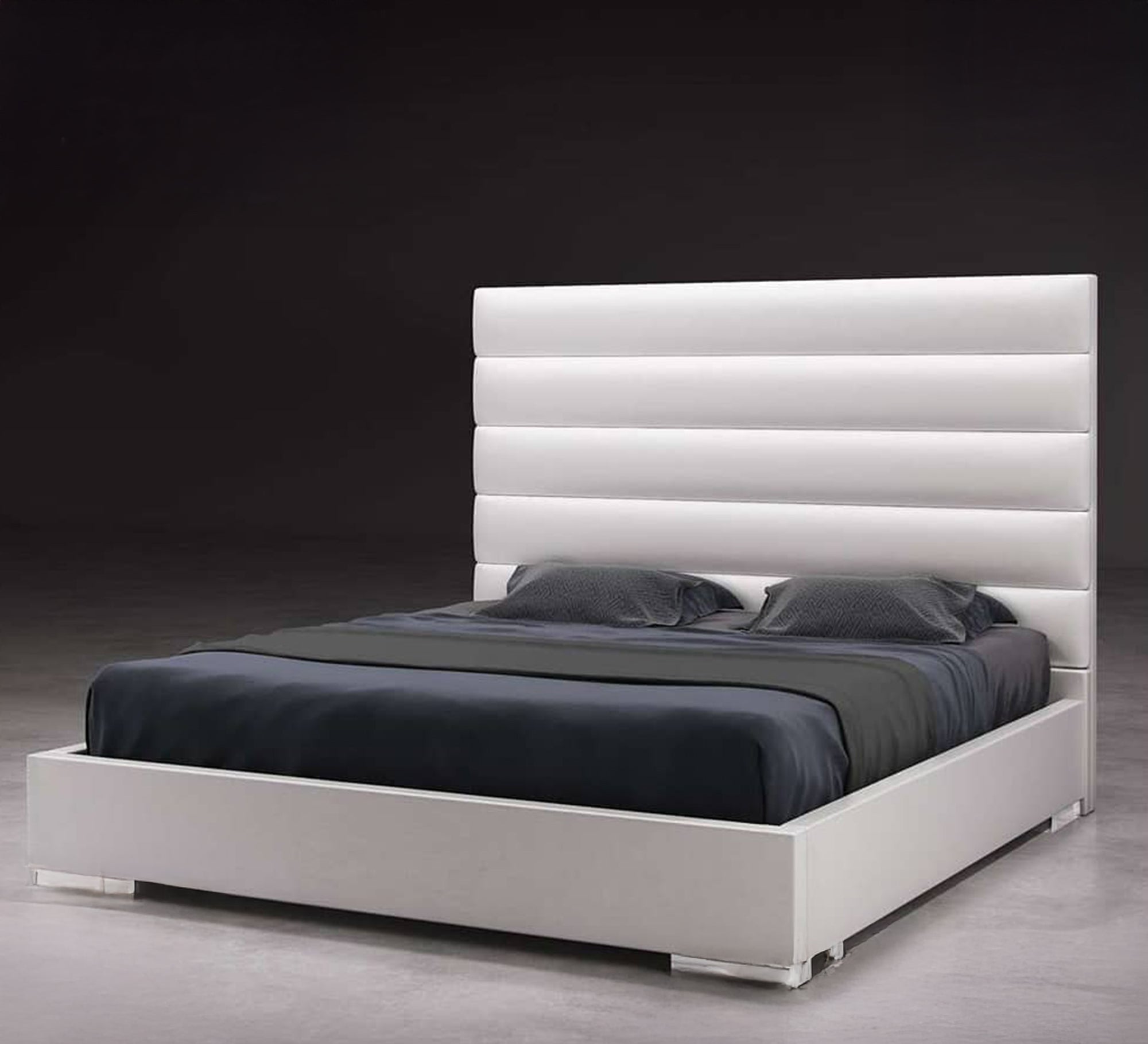 سرير أبيض بتصميم أفقي بسيط وعصري