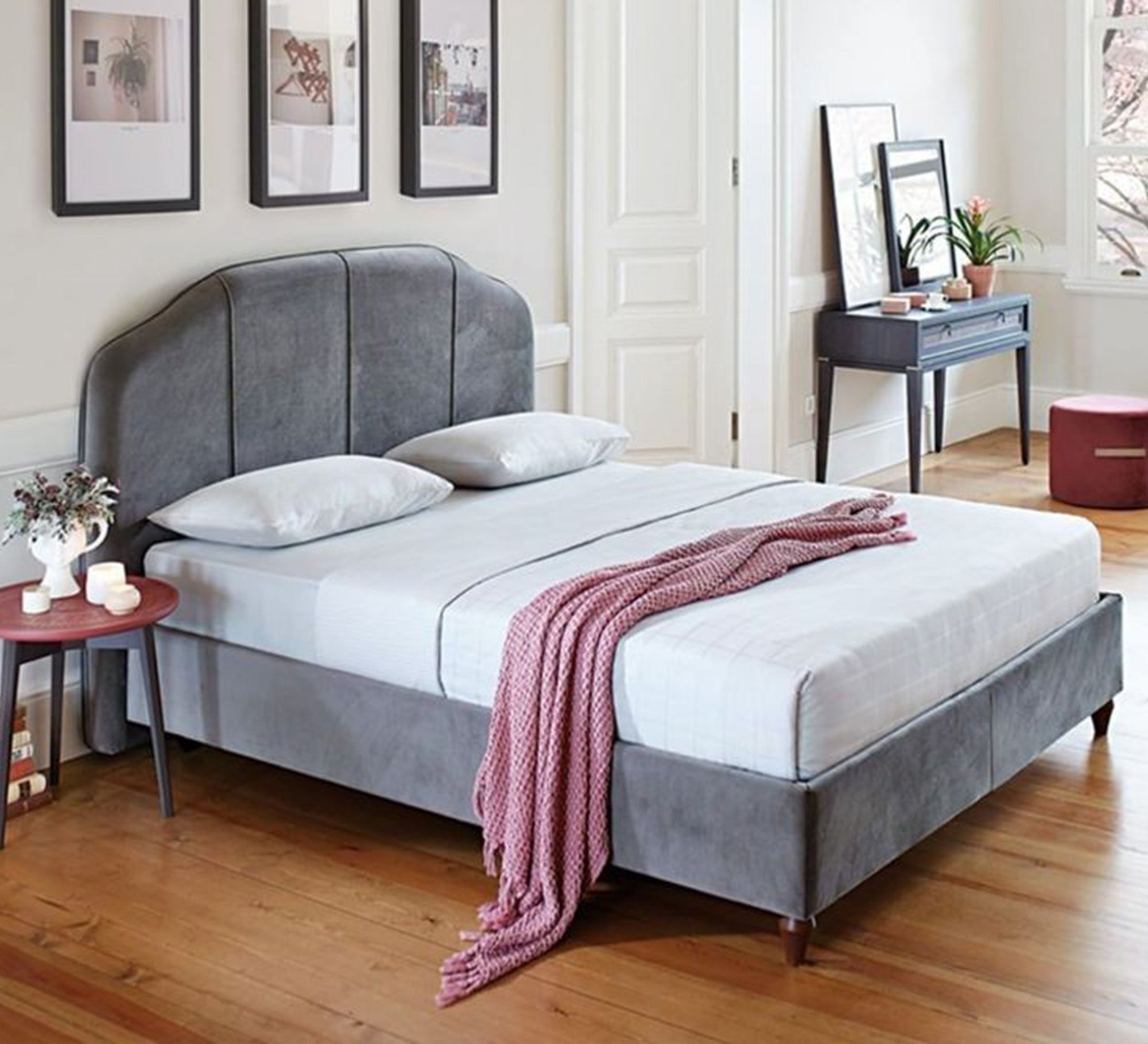 سرير رمادي بتصميم منحني مبطن أنيق