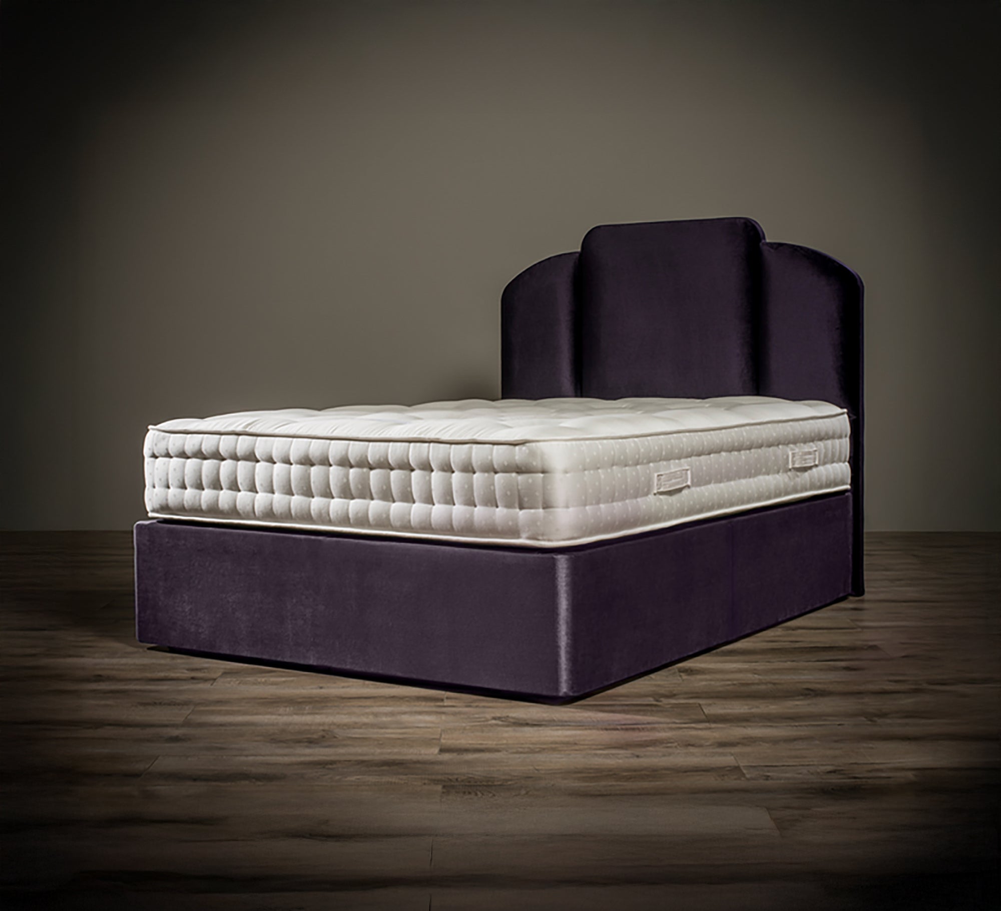 سرير بنفسجي بتصميم فني مخملي فاخر