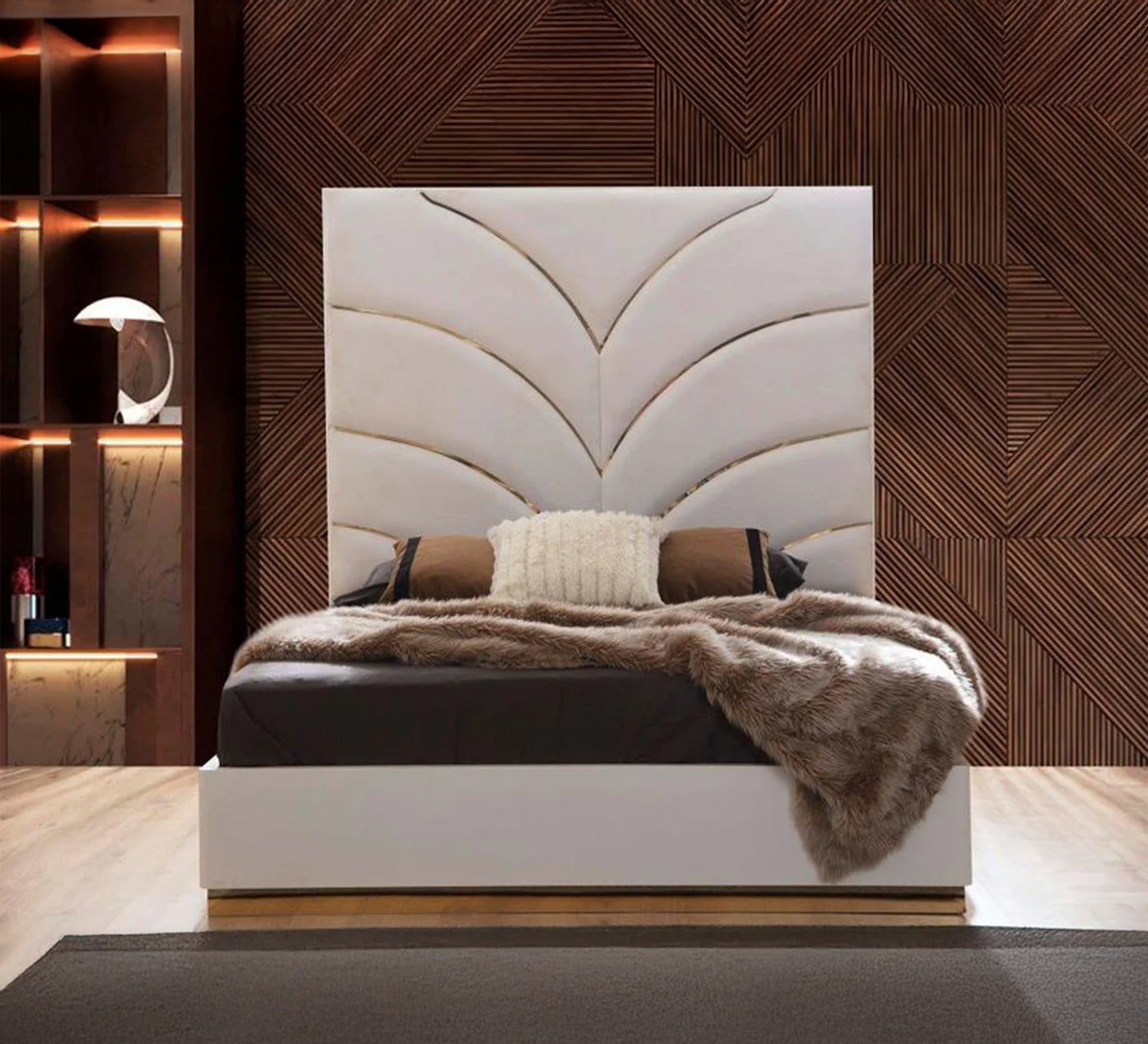 سرير أبيض بتصميم فاخر بخطوط ذهبية