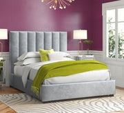 سرير رمادي بتصميم عمودي أنيق