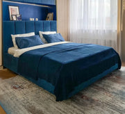 سرير أزرق بتصميم عمودي مخملي