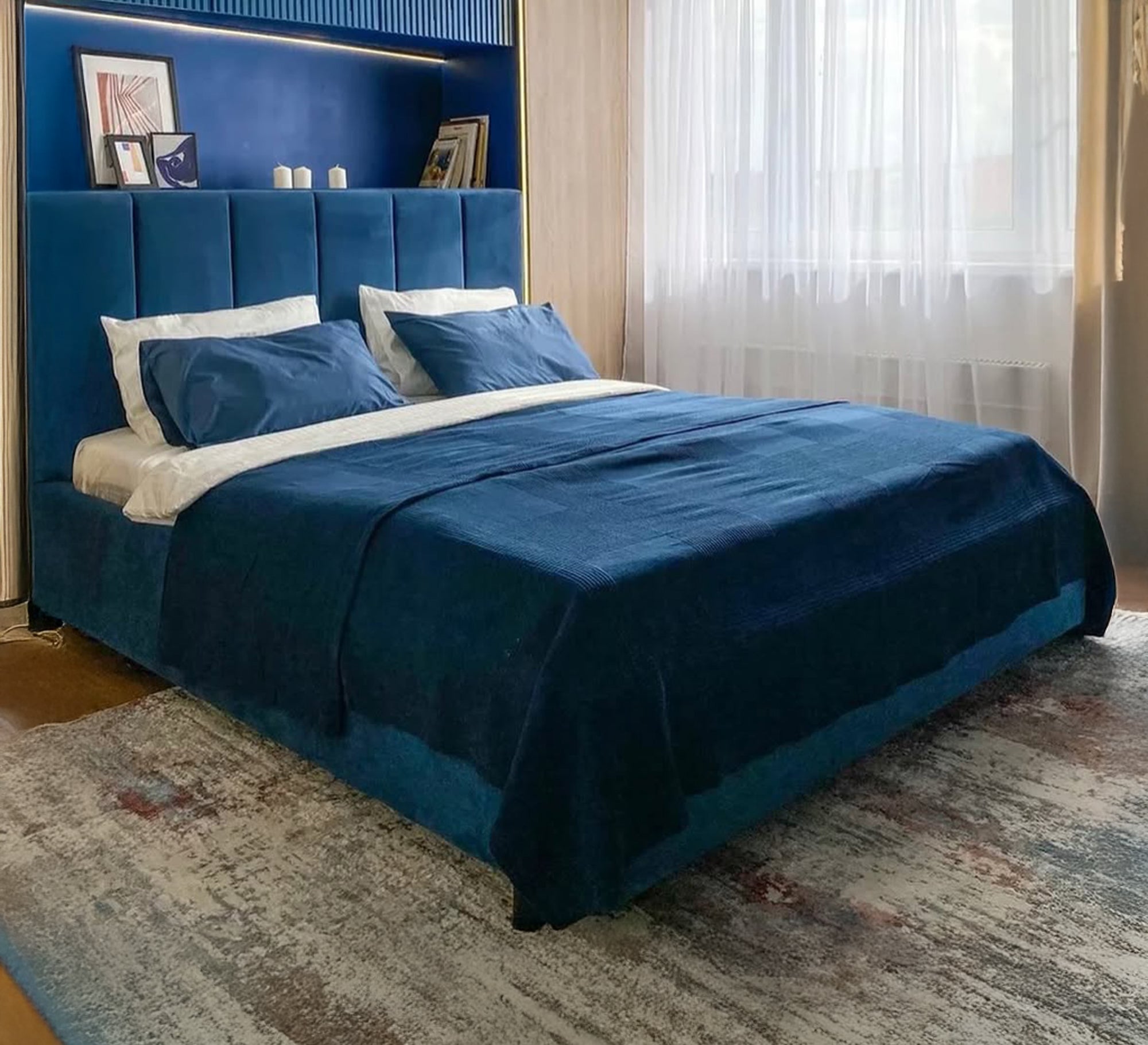 سرير أزرق بتصميم عمودي مخملي