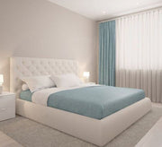 سرير مريح وبسيط وهادئ