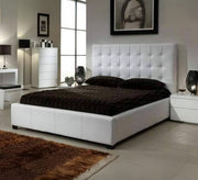 سرير حديث بألوان متباينة