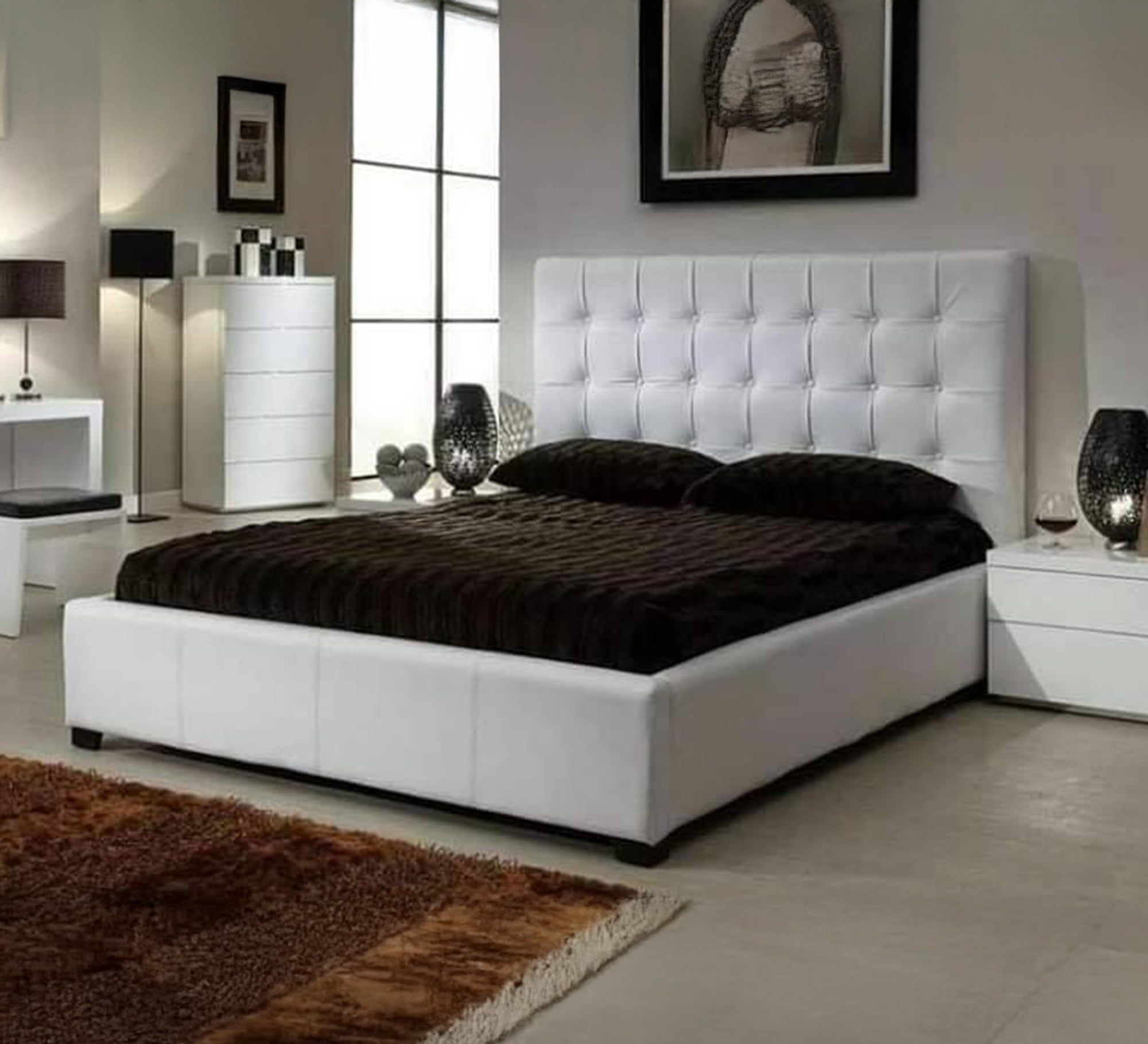 سرير حديث بألوان متباينة