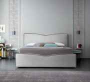 سرير عصري مريح بحدود بنفسجية أنيقة