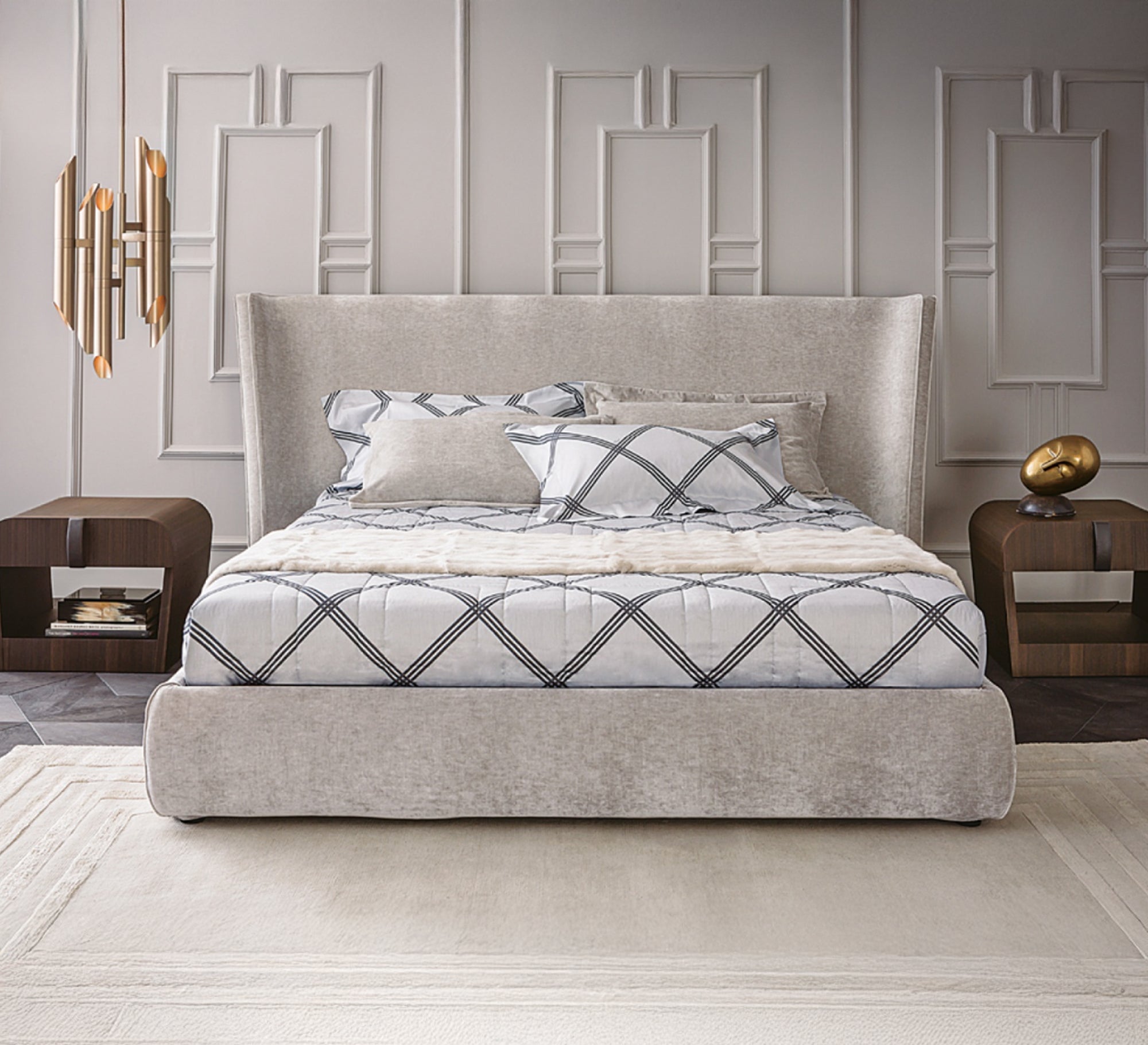 سرير بيج برأس مائل وتصميم فاخر