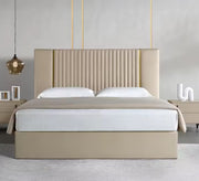 سرير بيج برأس مخطط ولمسة ذهبية أنيقة