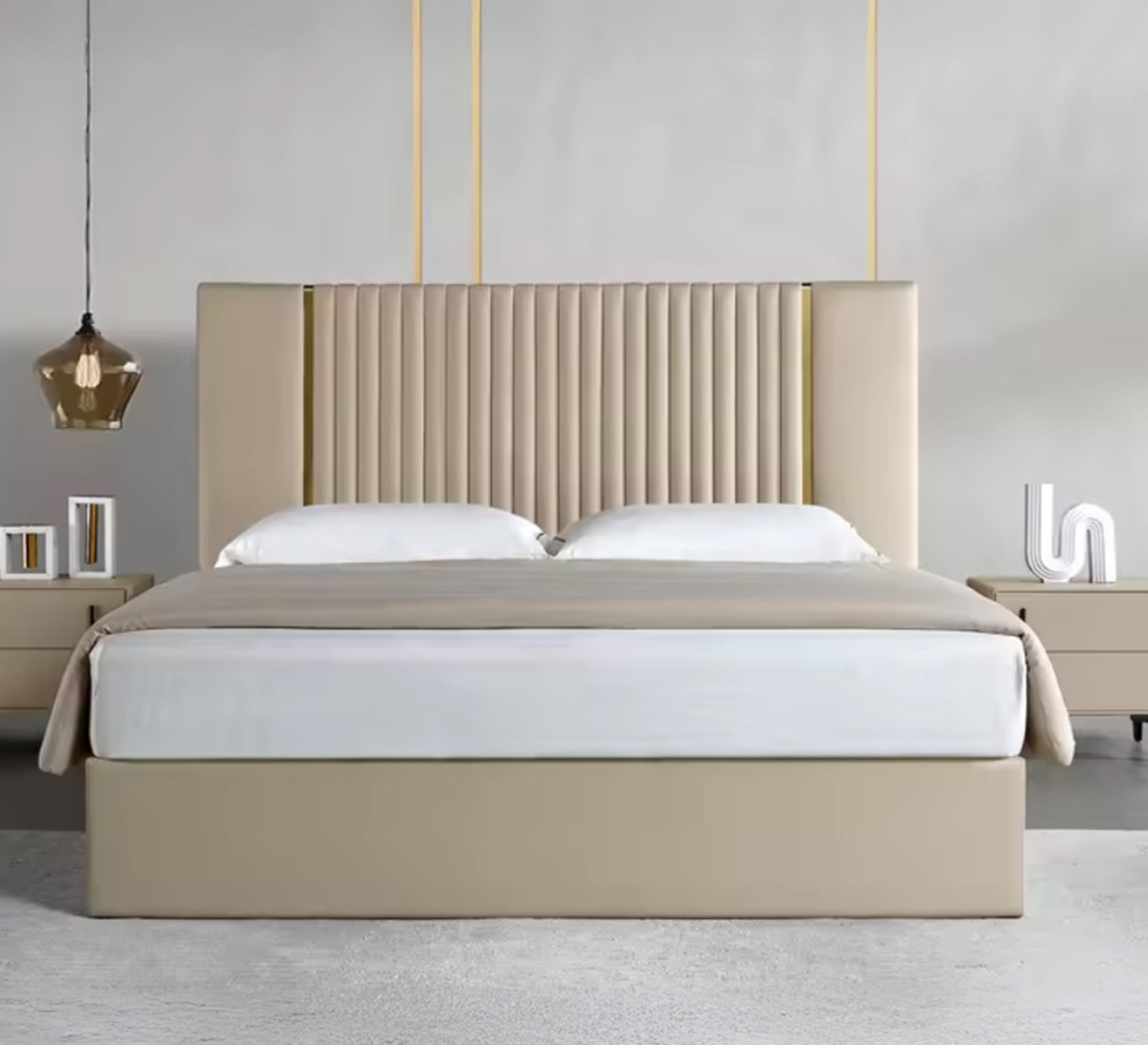 سرير بيج برأس مخطط ولمسة ذهبية أنيقة