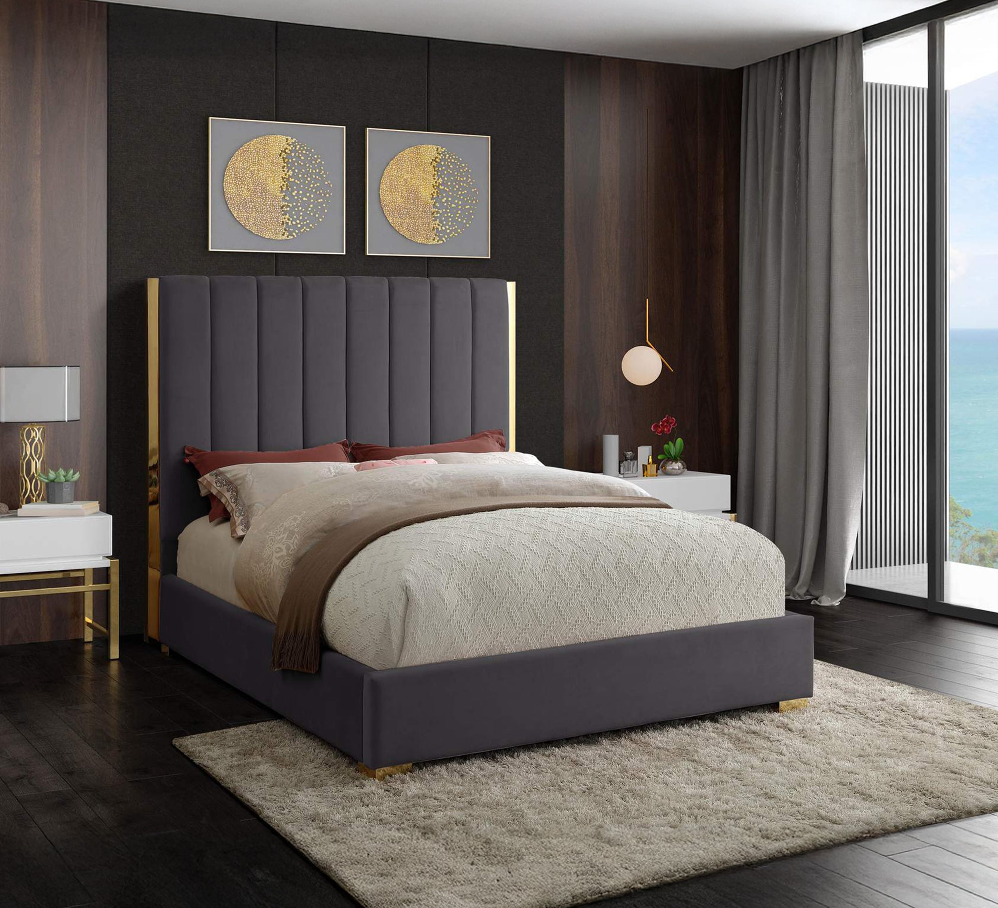 سرير رمادي بإطار ذهبي وفخامة عصرية