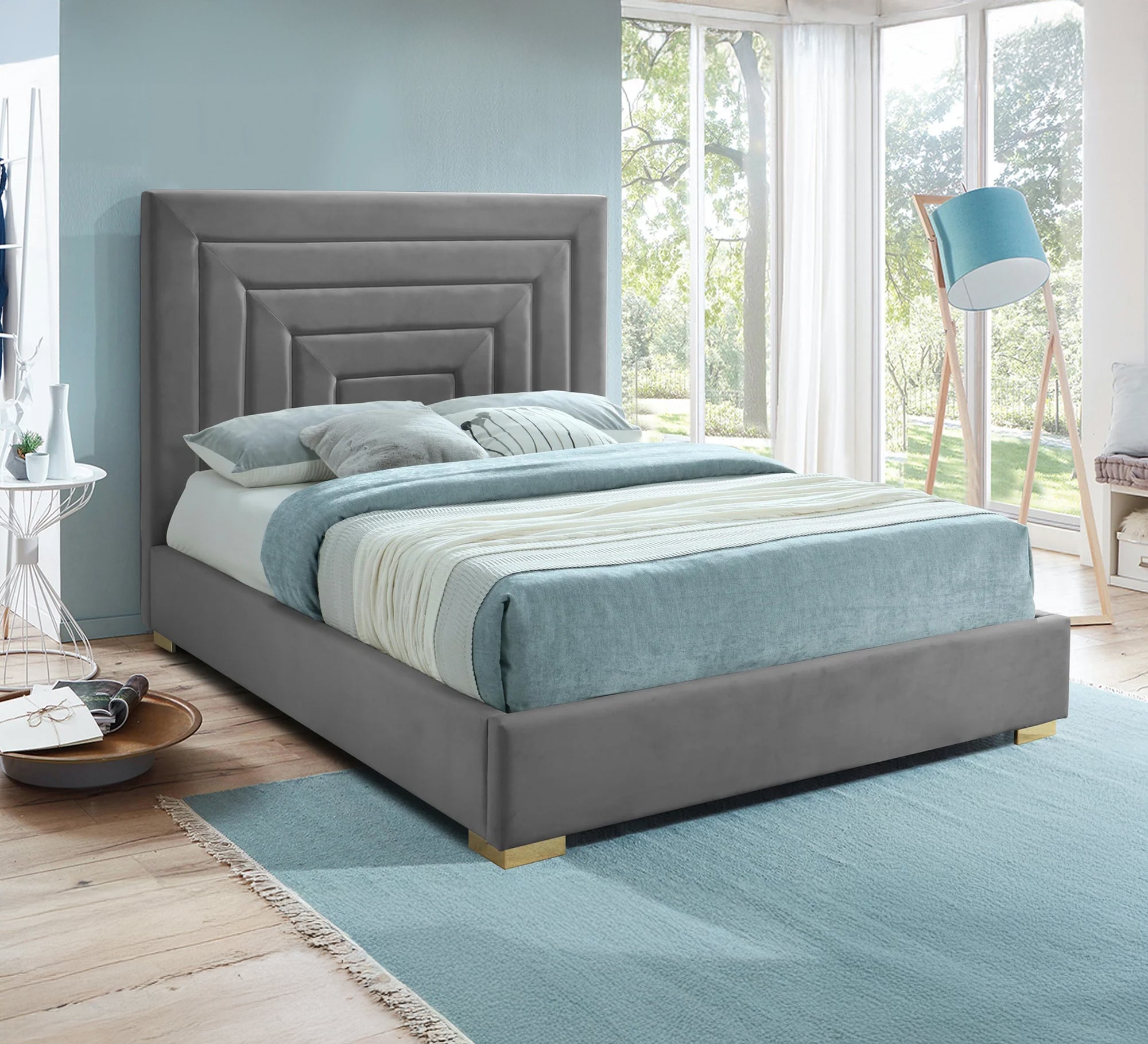 سرير رمادي برأس هندسي وأناقة معاصرة