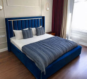 سرير أزرق ملكي برأس مخطط وفخامة عصرية