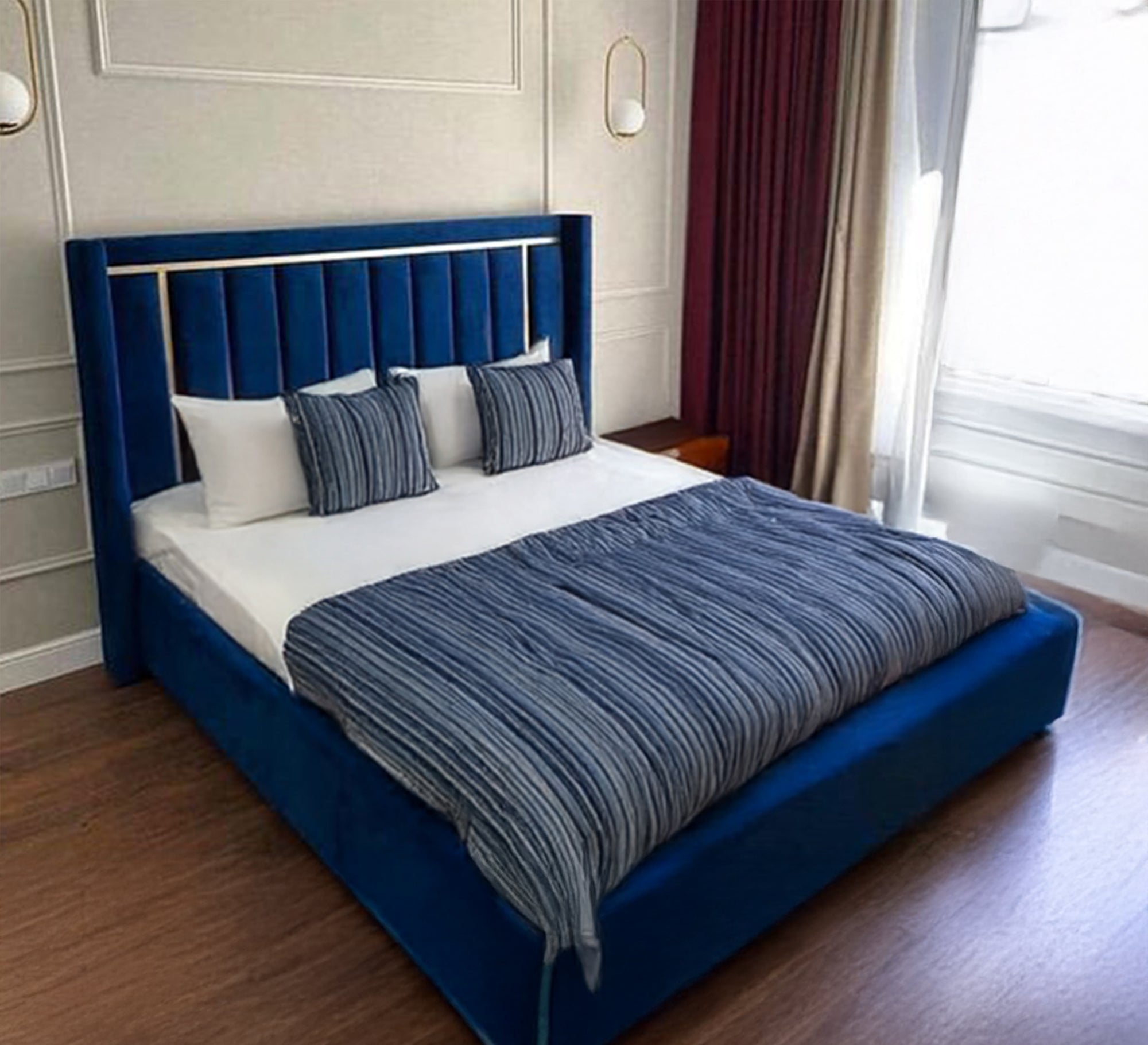 سرير أزرق ملكي برأس مخطط وفخامة عصرية