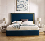 سرير أزرق داكن بإطار ذهبي وفخامة عصرية