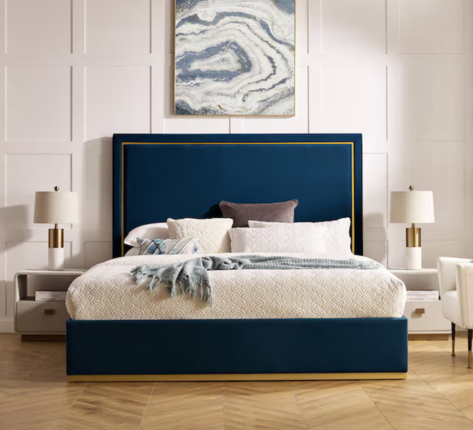 سرير أزرق داكن بإطار ذهبي وفخامة عصرية