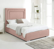 سرير وردي بتصميم ناعم