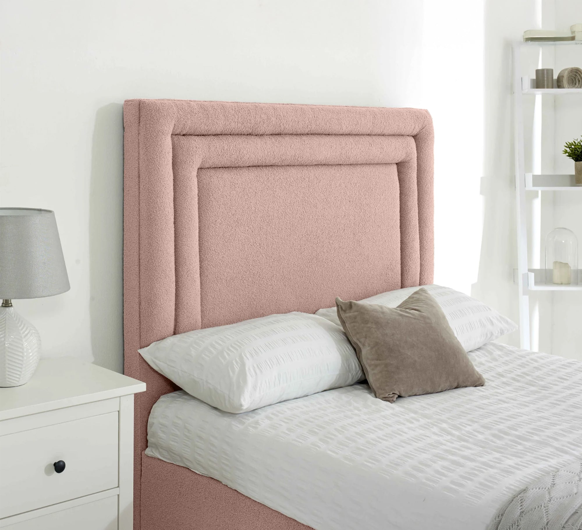 سرير وردي بتصميم ناعم