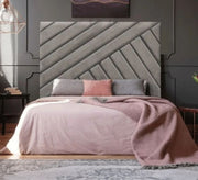 سرير رمادي برأس هندسي وأناقة مميزة