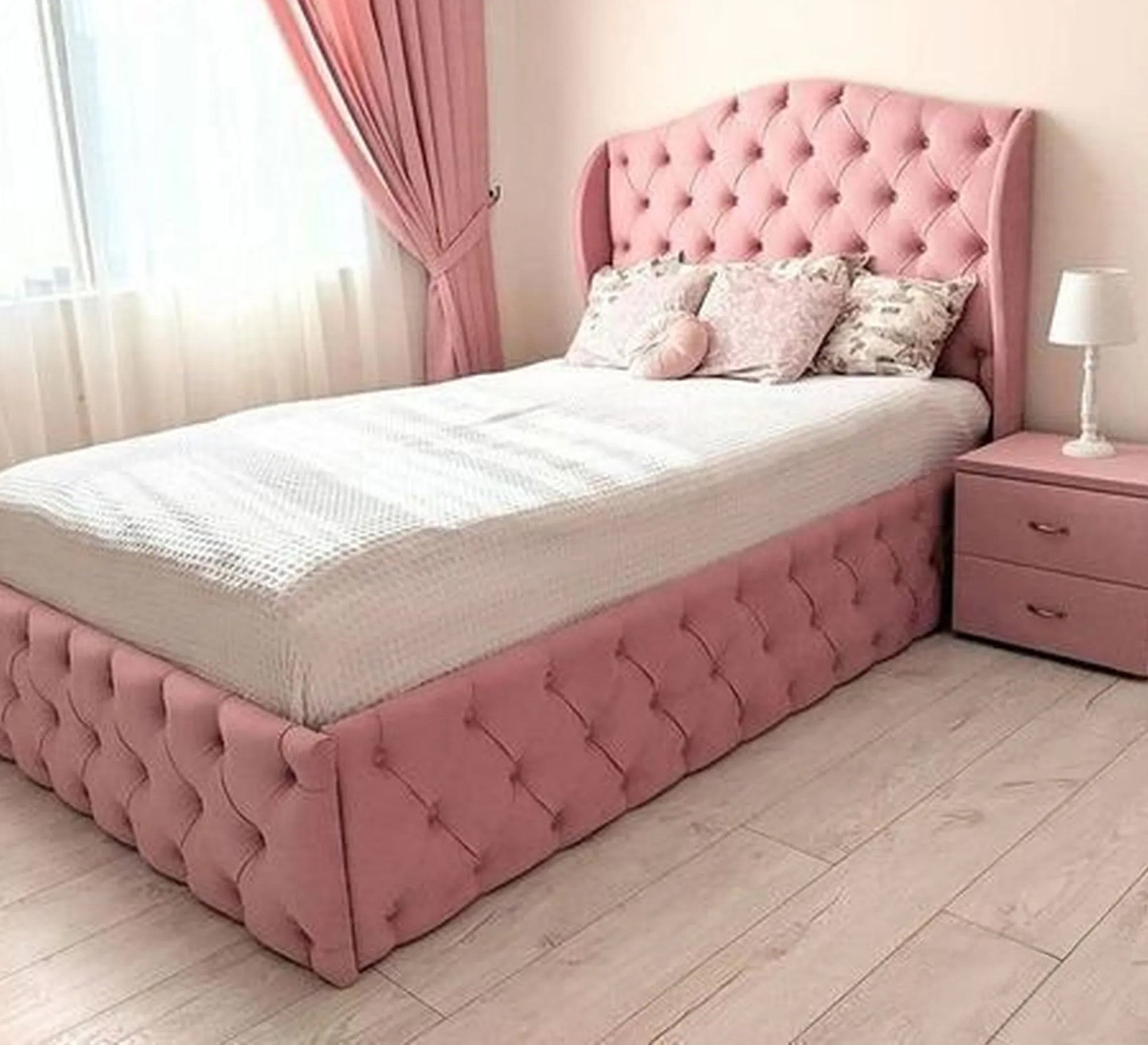 سرير وردي بتنجيد كابتونيه وسحر أنثوي