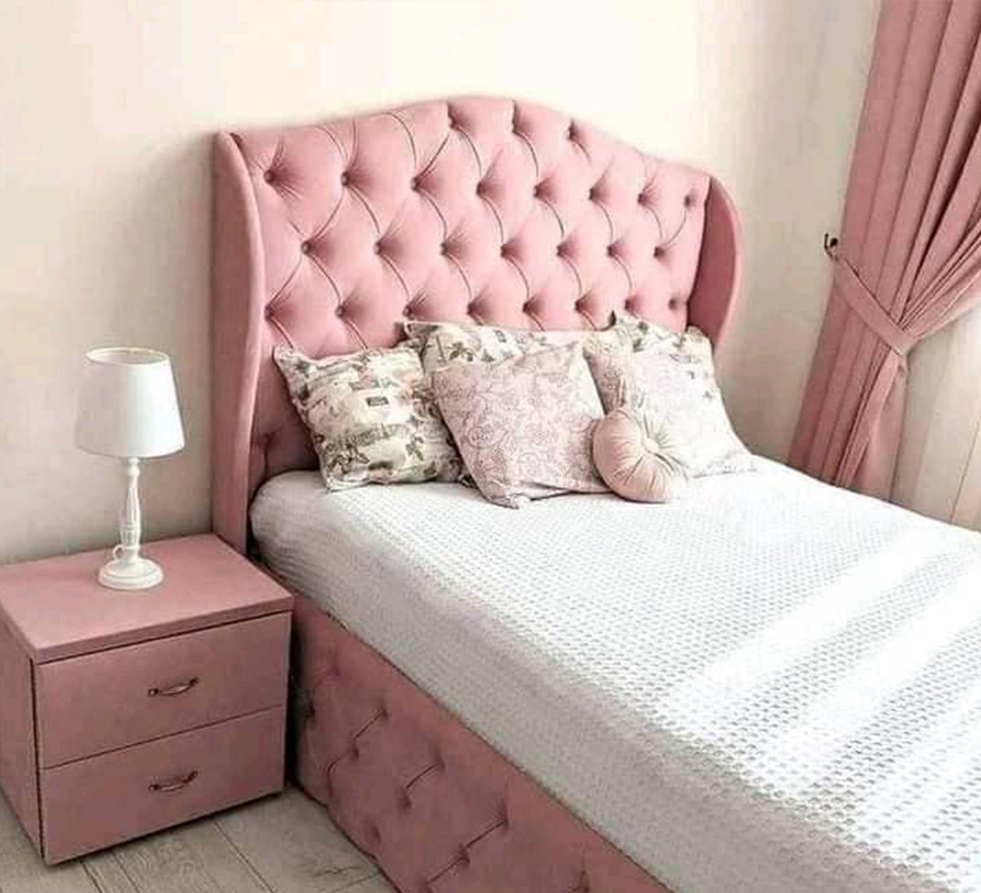 سرير وردي بتنجيد كابتونيه وسحر أنثوي