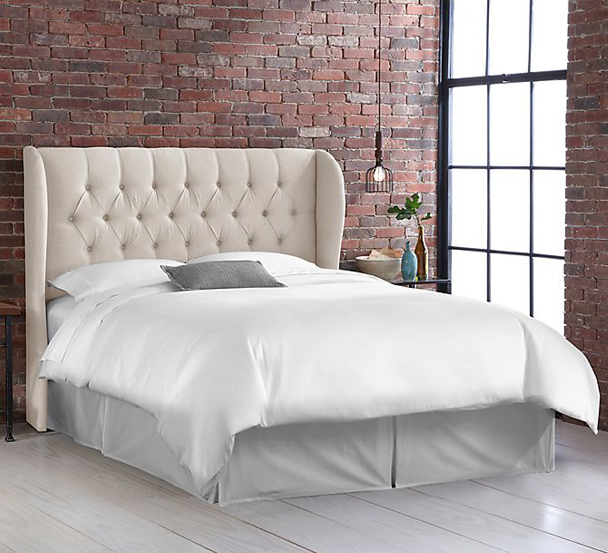 سرير بيج بتنجيد كابتونيه ولمسة كلاسيكية