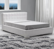 سرير أبيض بتنجيد مربعات وأناقة بسيطة