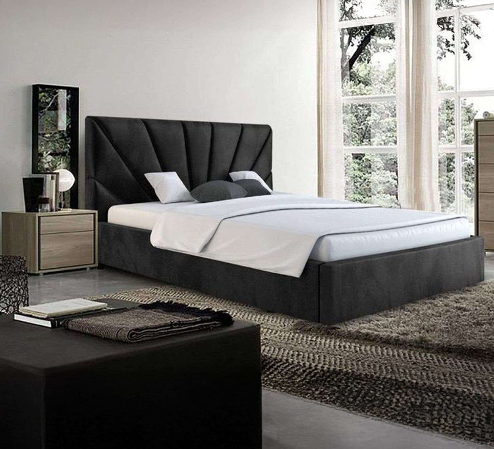 سرير أسود برأس مروحي وأناقة درامية