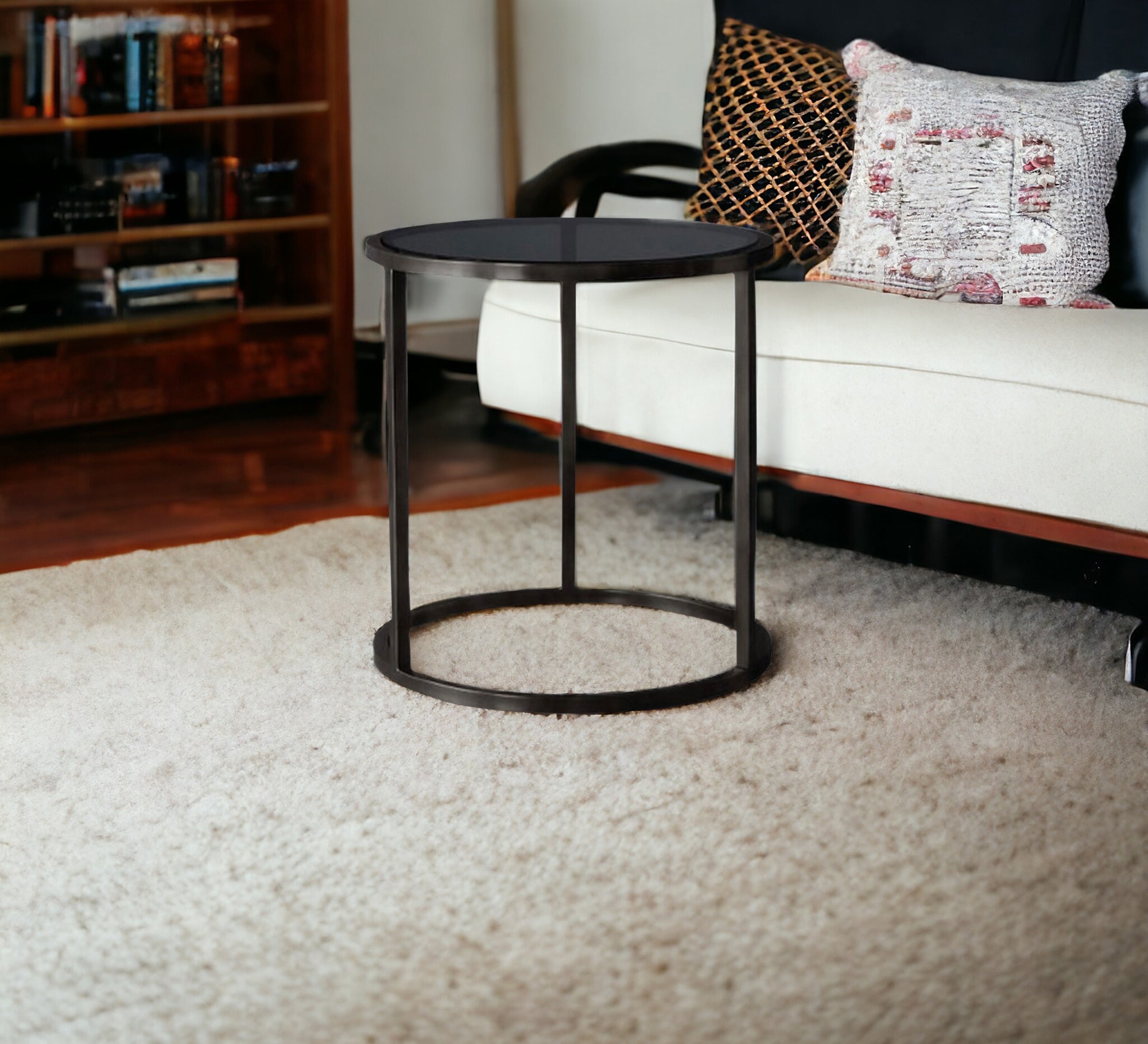 Circular table in black